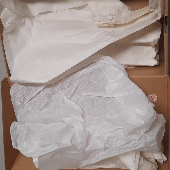 Off the Wall Shoe Box - Picture 4 of 6